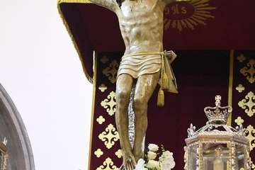 El Cristo de Telde, acicalado para la solemne procesión de esta noche por las calles de San Juan/TA.